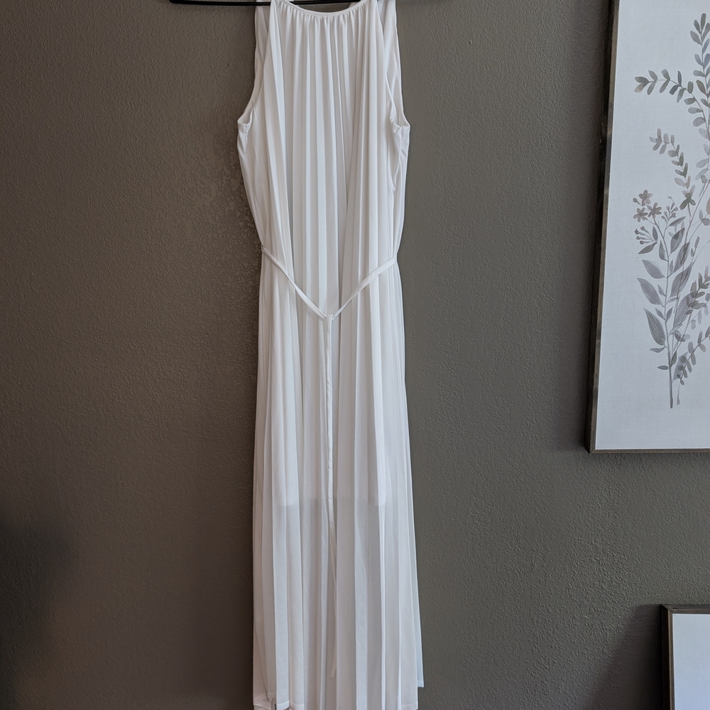 Elegant White Sleeveless Dress